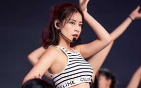 Chi Pu khoe eo thon chiếm trọn spotlight tổng duyệt Miss Grand Vietnam 2023