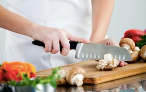 Lỗ tròn trên thân dao dùng để làm gì?