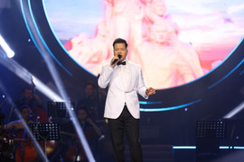 Đăng Dương rơi nước mắt trong liveshow 'Tổ quốc gọi tên mình'