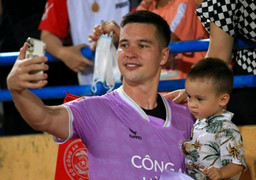 CLB Công an Hà Nội vô địch: Filip Nguyễn sốt sắng tìm vợ con chung vui