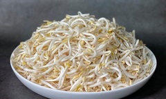 Nên ăn giá đỗ sống hay chần qua nước sôi?