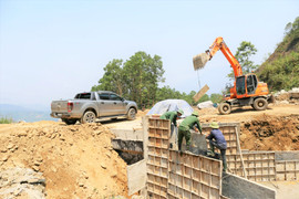 Loạt công trình dân sinh thi công 'rùa bò', dân 'dài cổ' chờ đến bao giờ?