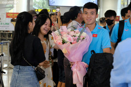 Người hâm mộ đón các 'chàng trai vàng' về nước sau chức vô địch U23 Đông Nam Á