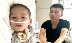 Bé 5 tuổi bại não bị bệnh viện trả, ông bố đơn thân ôm con cầu cứu khắp nơi