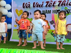 Cười nghiêng ngả xem trò tiu nghỉu trên sân khấu, cô giáo đứng dưới lắc cực sung