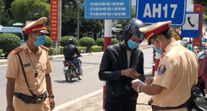 Cảnh sát giao thông được kiểm tra giấy tờ gì? 