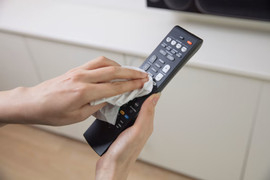 Cách vệ sinh điều khiển tivi