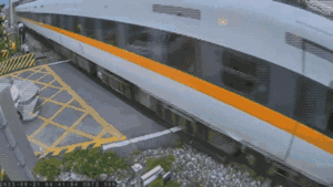 Tài xế say rượu lái ô tô tông thẳng vào đoàn tàu