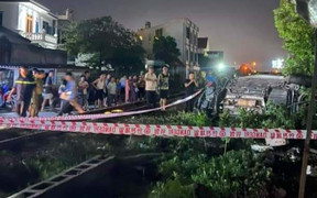 Người dân kể phút 'thót tim' thấy ôtô quay vòng, lật ngửa khi tàu hoả tông trúng