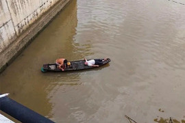 Ô tô tông sập lan can rồi lao xuống sông Đồng Nai