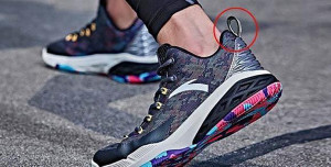 Tác dụng bất ngờ của mẩu dây nhỏ phía sau giày 