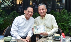 Bộ trưởng Ngoại giao Việt Nam và Singapore thưởng thức phở, cà phê sữa đá