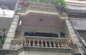 Hà Nội: Cháy nhà 4 tầng, bà nhanh trí đặt cháu vào xô nhựa rồi thả dây xuống