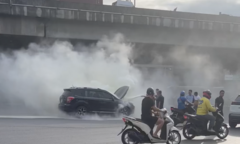 Hà Nội: Ô tô bốc cháy giữa ngã tư Nguyễn Trãi - Khuất Duy Tiến 