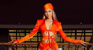 Da ngăm nên mặc màu gì?