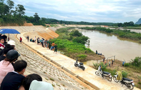 Bé gái 10 tuổi ở Nghệ An rơi xuống sông mất tích