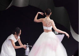 Nghệ sĩ Hàn Quốc vẽ ngẫu hứng lên váy cưới của NTK Quỳnh Anh ngay trên sân khấu