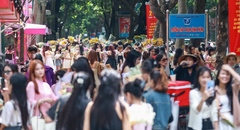 Chật kín thiếu nữ 'sống ảo' trên con đường đẹp nhất Hà Nội mùa thay lá