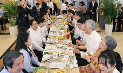Thủ tướng Việt Nam-Singapore ăn trưa ở căng tin với sinh viên Đại học Quốc gia