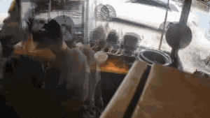 Bé gái nghịch ngợm giật vô lăng ô tô gây tai nạn liên hoàn