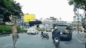 Người đàn ông phóng dao vào ô tô trên phố Hà Nội 