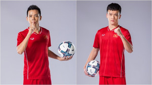 Văn Quyết, Hoàng Đức tặng quà cho người hâm mộ