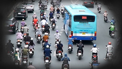 Xe bus lấn làn, tạt đầu, tranh cướp đường - 'đặc sản' giao thông Hà Nội 