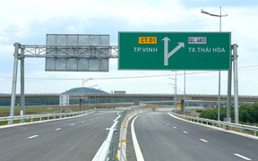 Cận cảnh tuyến đường bộ cao tốc đầu tiên ở Nghệ An trước ngày thông xe