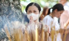 Phủ Tây Hồ vắng vẻ lạ thường trong ngày Rằm tháng 7
