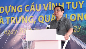 Thủ tướng biểu dương việc thi công cầu Vĩnh Tuy 2 vượt tiến độ, không đội vốn