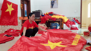 Những người nửa đời may cờ Tổ quốc ở Hà Nội 