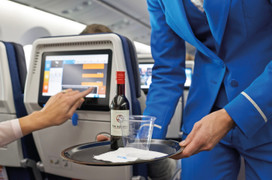 Các loại đồ uống có thể dùng và không nên dùng trên máy bay