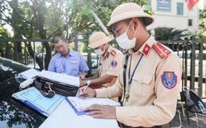 Gọi điện cầu cứu khắp nơi, tài xế đón trả khách sai quy định vẫn bị phạt nặng