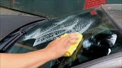 Cách làm sạch kính chắn gió ô tô