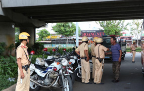 Yêu cầu CSGT chứng minh vi phạm mới đưa giấy tờ, đúng hay sai?