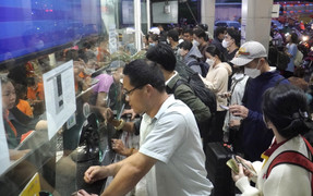 Hà Nội: Người dân vạ vật chờ đợi, chen chân mua vé về quê nghỉ lễ Quốc khánh 2/9