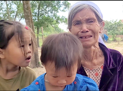 Cha mẹ lần lượt qua đời, hai đứa trẻ xin ăn sống lay lắt từng ngày