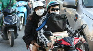 Người dân lỉnh kỉnh hành lý rời Hà Nội nghỉ lễ dài ngày