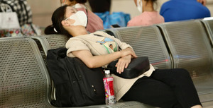 Hành khách ngủ gục, vạ vật 6 tiếng ở bến chờ bắt xe về quê nghỉ lễ Quốc khánh