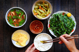 Ăn nhiều rau trước bữa cơm có giúp giảm cân?