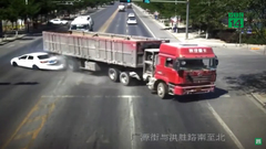 Tài xế container đánh lái 'xuất thần', cứu sống 4 người trên xe ô tô