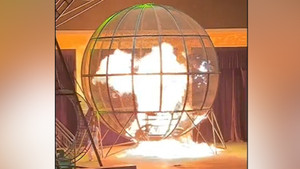 Va chạm trong rạp xiếc, xe máy bốc cháy ngùn ngụt 