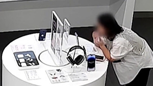 Dùng răng cắn đứt dây báo động, người phụ nữ lấy trộm chiếc iPhone