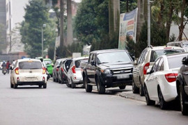 Có nên đỗ xe 'ghếch một chân' lên vỉa hè?