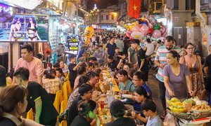 Hàng quán vỉa hè phố cổ Hà Nội chật kín khách dịp nghỉ lễ Quốc khánh