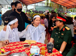Vợ Trung tá hy sinh cứu dân: ‘Hôm nay sinh nhật anh, em và con đã đặt bánh kem’ 