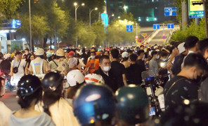 Hàng nghìn người TP.HCM chen chúc, chờ xem bắn pháo hoa dịp Quốc khánh 2/9