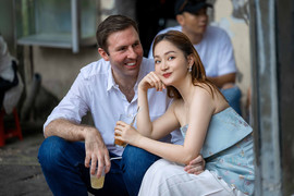 Diễn viên Lan Phương tình tứ dạo phố bên chồng Tây 