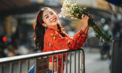 Nữ chính 'Làng trong phố' ngoài đời trẻ trung, năng động khác xa trên phim