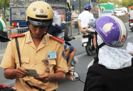 Quên mang giấy tờ xe có được nhờ người thân mang đến? 